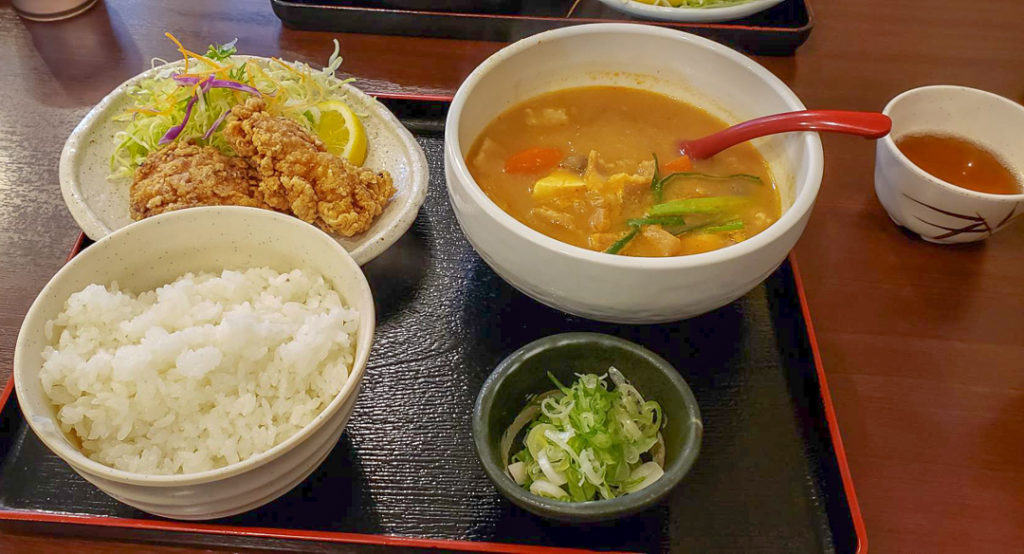 定食や　メニュー　もつ煮　とりから　の写真